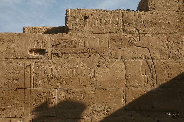 011_facade mur est cour avant le Xe pylône horemheb et toutankhamon 15
